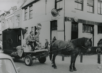 862736 Afbeelding van het draaiorgel en het paard van Piet van Maurik ('Piet de Orgeldraaier', Lange Koestraat 37) op ...